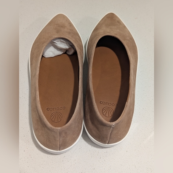 New In Box Coclico Women\'s Tan Suede Shoes